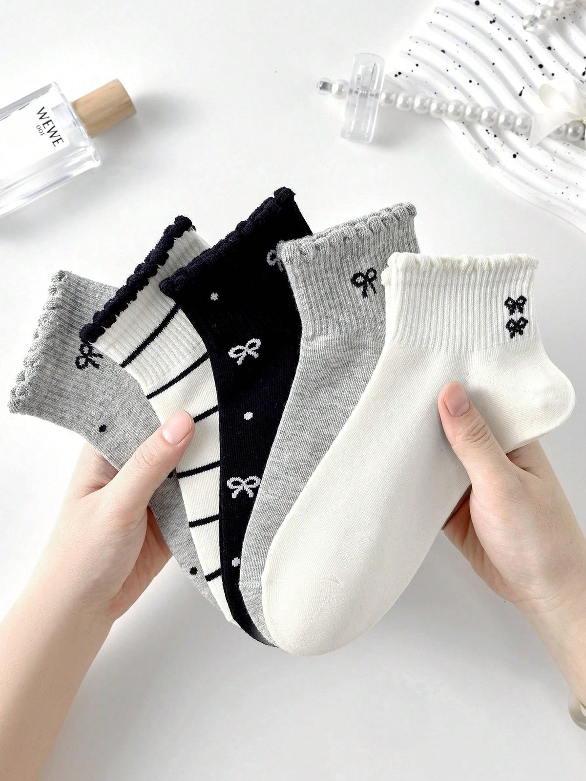 女性用かわいい通気性のあるリボン柄ショートソックス5足セット、シンプルで快適なクルーソックス、アンクルソックス、クリスマスギフト、ホワイト、ブラックの日常カジュアル用ソックス、秋冬や通年使えます