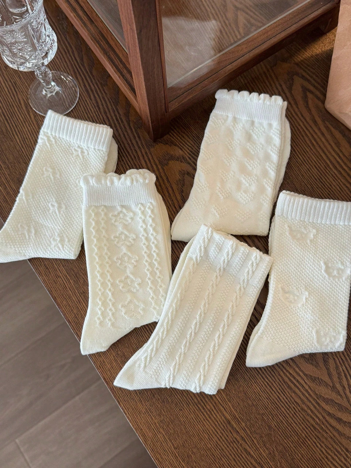 女性用ソリッドカラー ラッフルヘム プリント ミッドカーフソックス 4足セット、ファッショナブル、ソフトで快適、学校始まりの季節や通年で使えます、ランダムカラーアソート