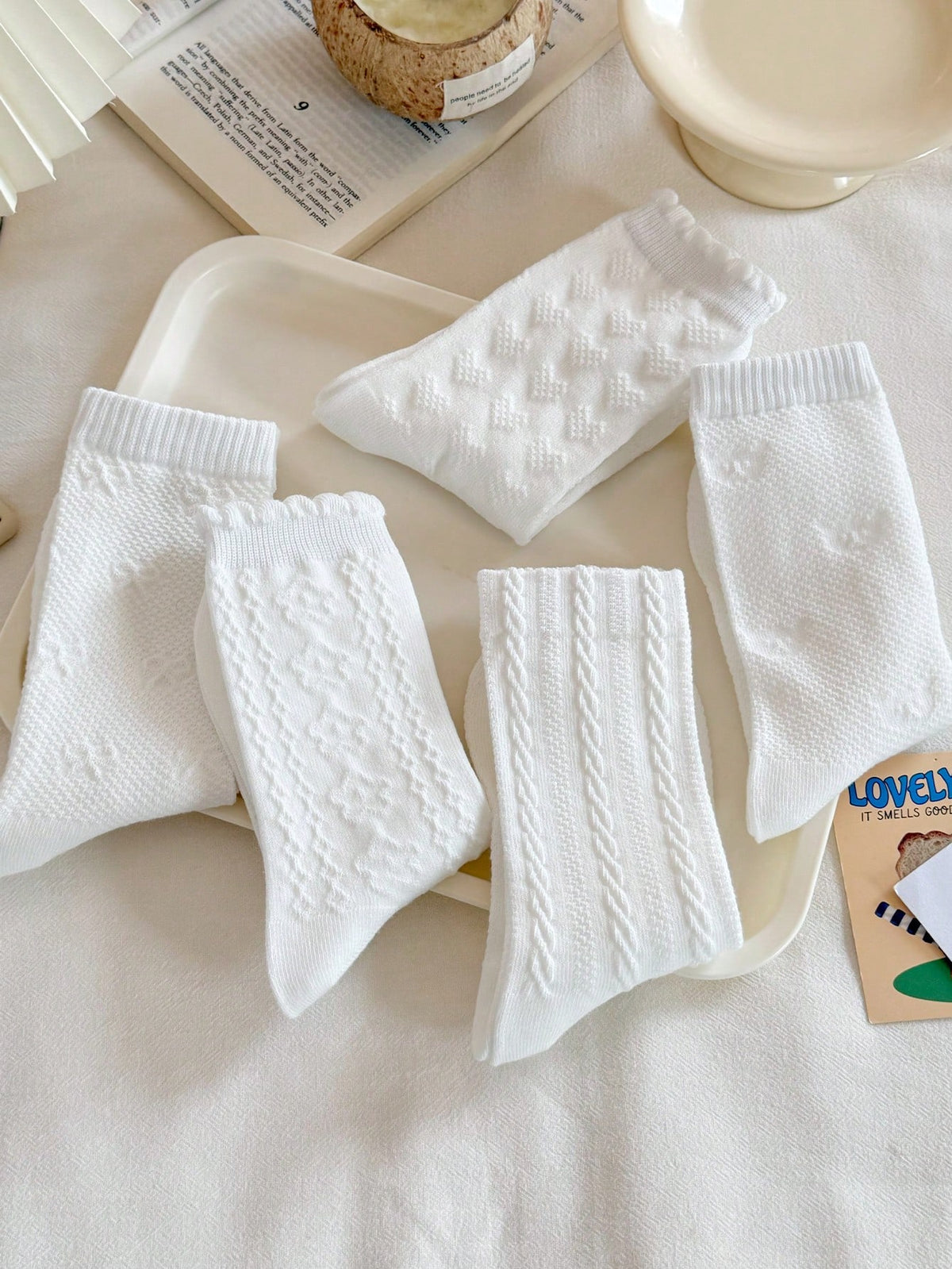 女性用ソリッドカラー ラッフルヘム プリント ミッドカーフソックス 4足セット、ファッショナブル、ソフトで快適、学校始まりの季節や通年で使えます、ランダムカラーアソート