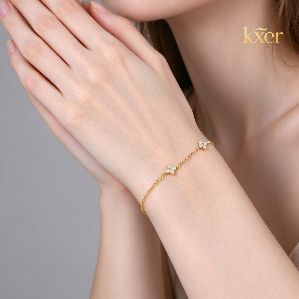 New Luxury Minimalist Four-Leaf Clover Bracelet, Unique Starry Design, Elegant and Versatile for Everyday Wear and Commuting
