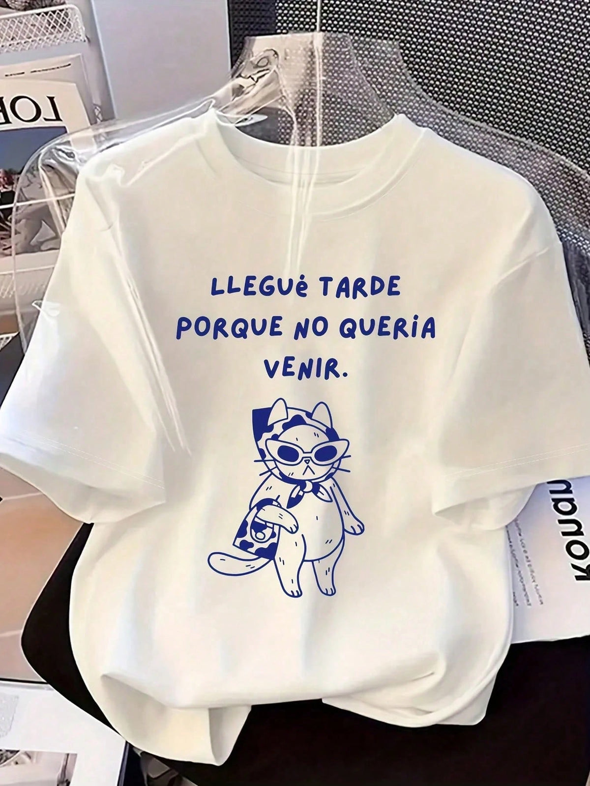 2026年春新作 スペイン語「LLEGUE TARDE PORQUE NO QUERIA VENIR」（来たくなかったから遅く来た） クールファッション 猫プリント カジュアル ラウンドネック 半袖 プラスサイズ Tシャツ ホワイト